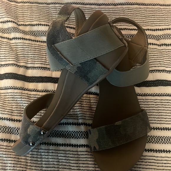 Corky’s Camo wedges Sz 10 - Picture 2 of 4